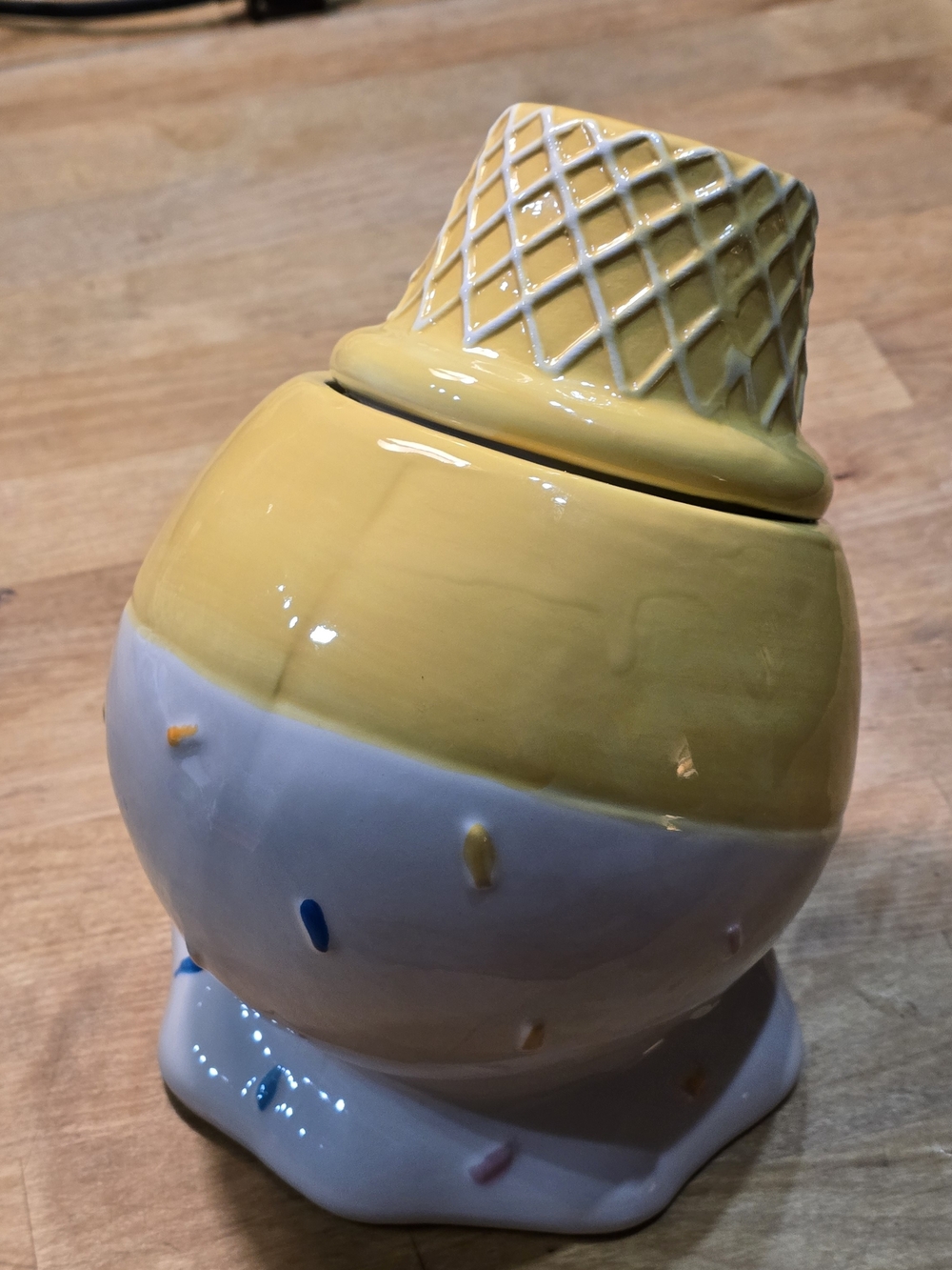 HEB Destination Holiday Ice Cream Cone Canister in White W/Sprinkles EUC